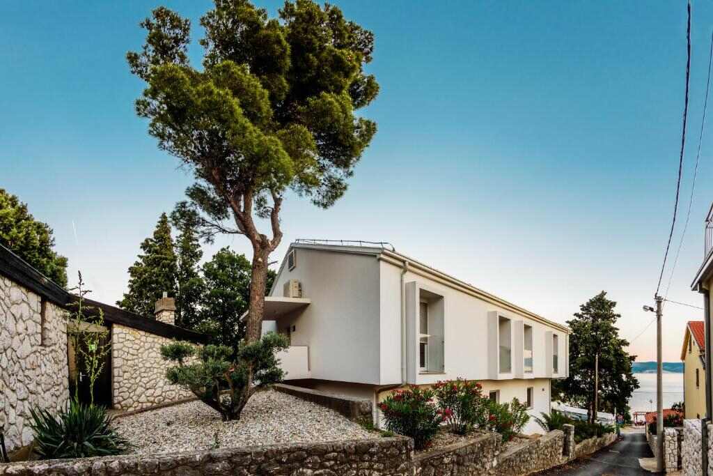 Exterior of Rocky Beach Rooms in Novi Vinodolski