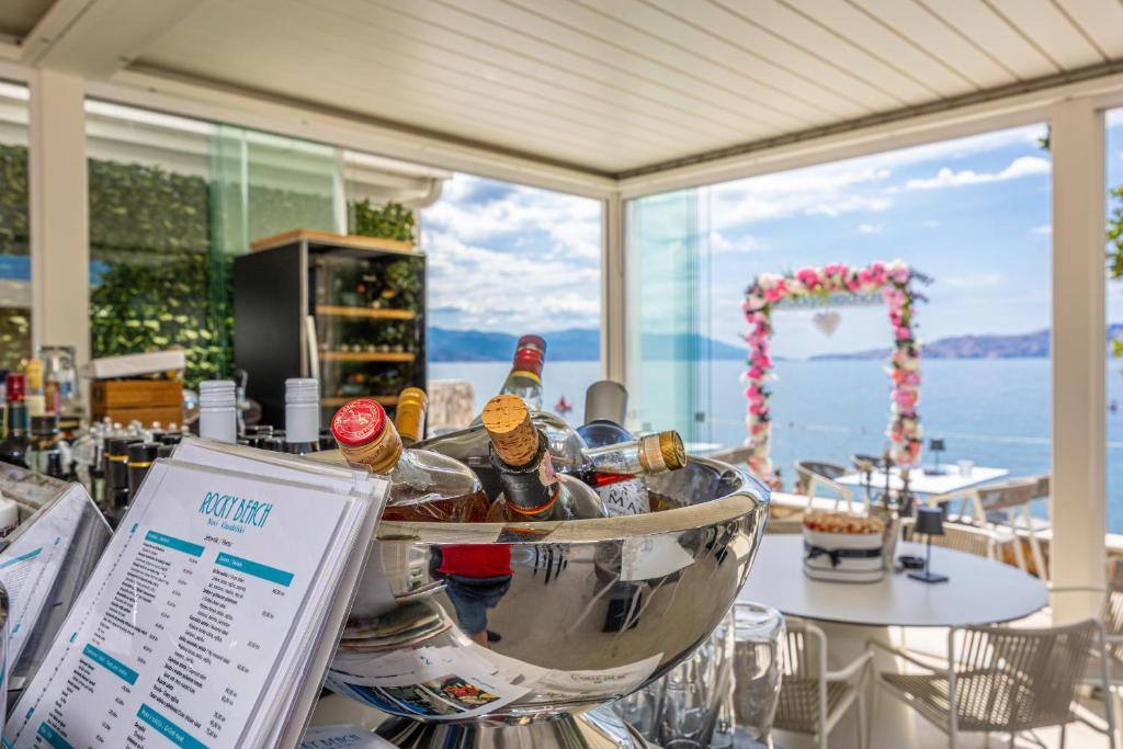 Rocky Beach Rooms beach bar with sea view in Novi Vinodolski